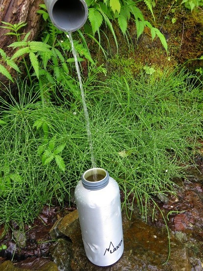 登山の水分補給では欠かせない湧き水