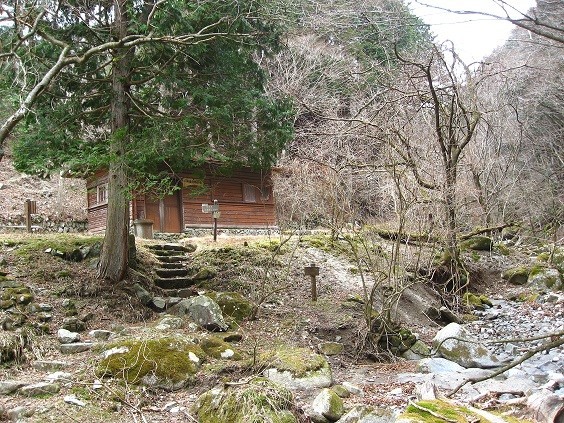 一軒屋避難小屋の水場