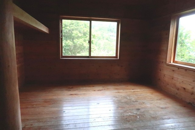 犬越路避難小屋の内部