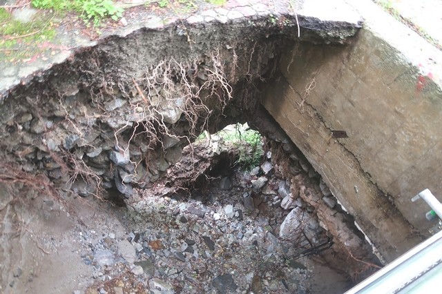 道路が陥没している