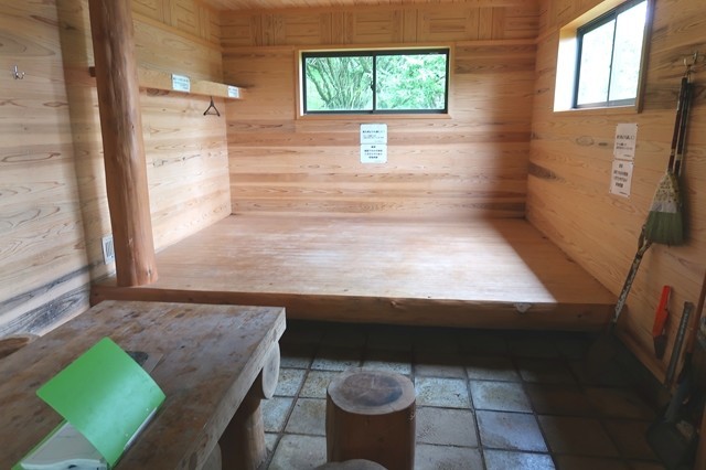 加入道山避難小屋の収容人数最大で１０名前後