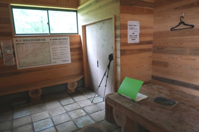 加入道山避難小屋内部と土間ベンチ