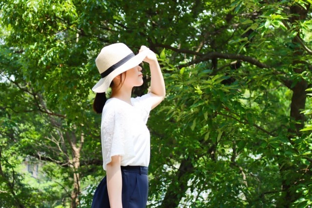 帽子が飛ぼされる女性危険のシグナル