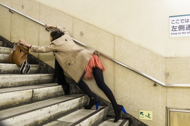 大人の女性が何もないところでつまずく不吉なサイン