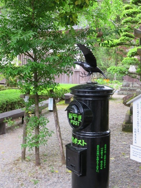 熊野本宮大社境内に設置されているカラスのポス