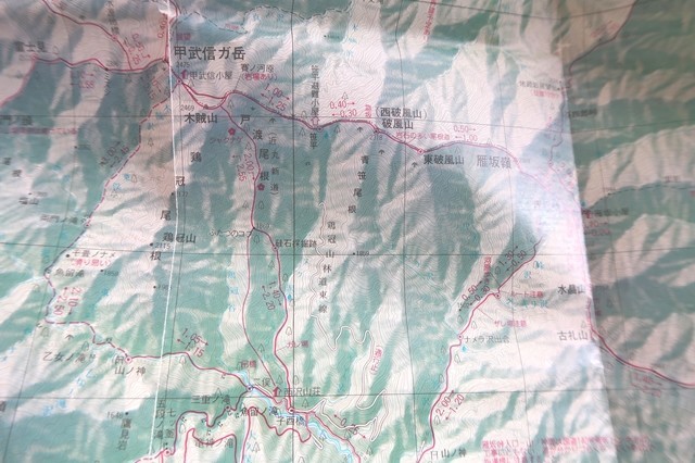 地図内の赤線が登山ルート