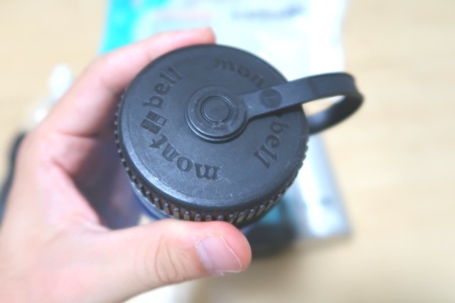 f:id:aohige0718:20200918221401j:plain モンベルの水筒ブルー色