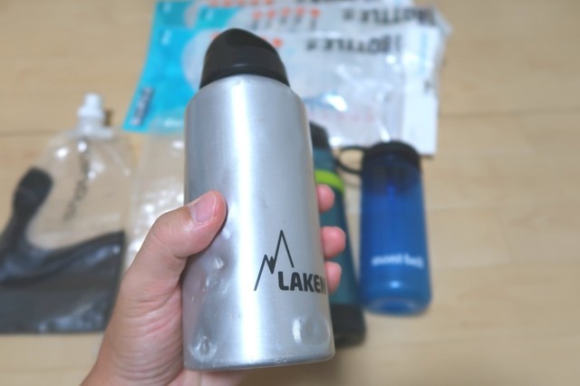 f:id:aohige0718:20200918221442j:plain LAKENのアルミボトルの凹凸握りやすい