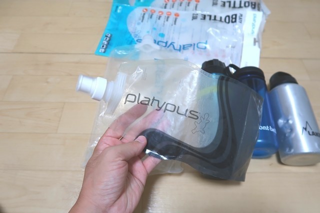 f:id:aohige0718:20200918221509j:plain プラティパス(platypus)1L登山用水筒大きさ