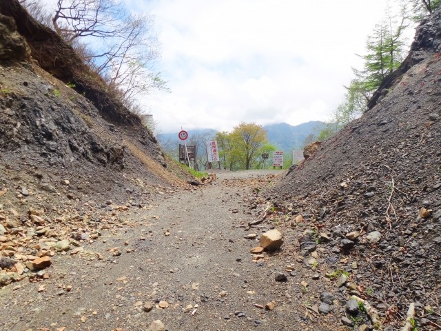 大きな石がゴロゴロある危ない山道