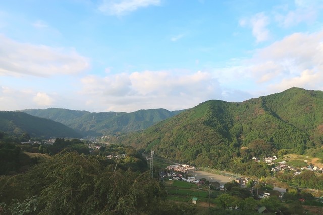 寄展望台から見る高松山・大野山、手前が宮地山景色