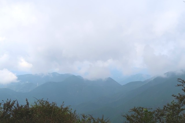 鍋割山の山頂付近からの周辺景色