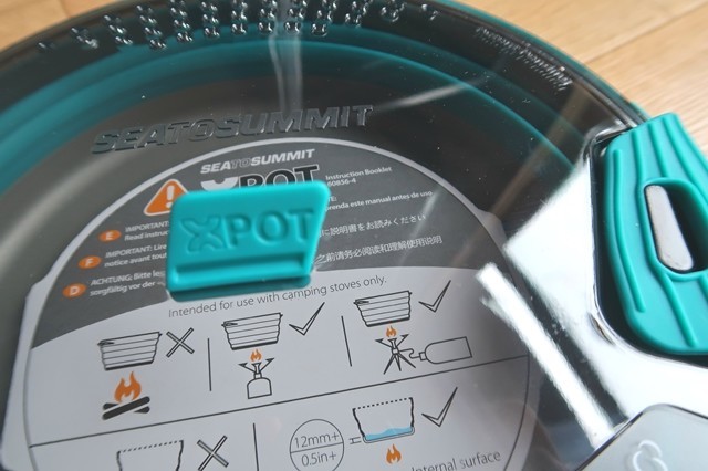 蓋の真ん中にツマミ部分があって取り出しやすい