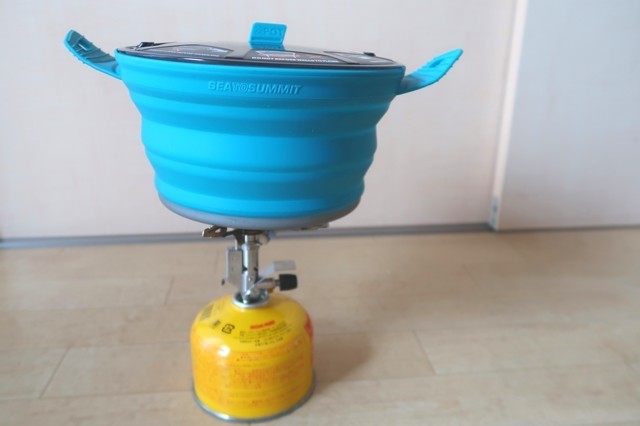 Ｐ－１５３シングルガスバーナーにシートゥーサミットクッカーＸ－ポットを置いた状態