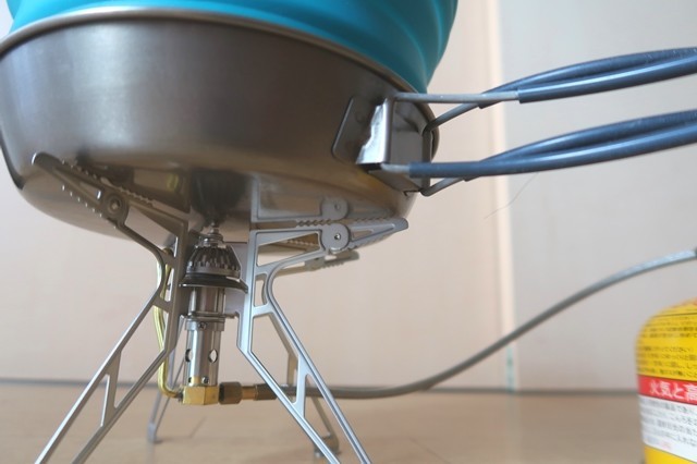 分離式シングルガスバーナープリムスＰ－１５５Ｓ五徳から鍋を見上げた写真