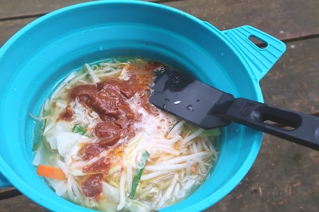 純連の味噌スープの素を入れて掻き混ぜて完成