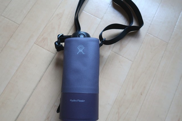 f:id:aohige0718:20201103233921j:plain サーモスのボトルの高さが22cmHydroFlask(ハイドロフラスク)水筒入れに入れた状態