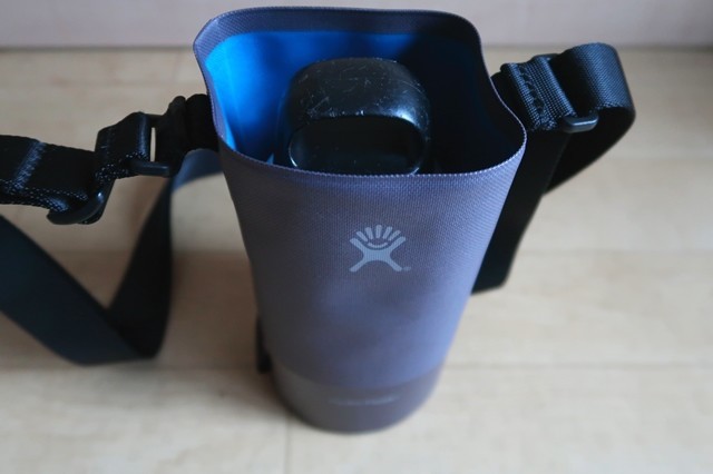 f:id:aohige0718:20201103234105j:plain LAKENのアルミボトルHydroFlask(ハイドロフラスク)水筒入れに入れた状態