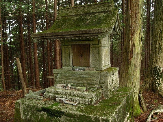 祠の様な物が山ノ神