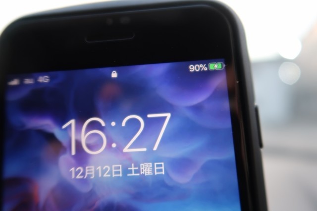 スマホ充電の状況（％）に充電中である表示の雷マークがついている