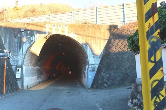 陣馬山登山ルート上のトンネル
