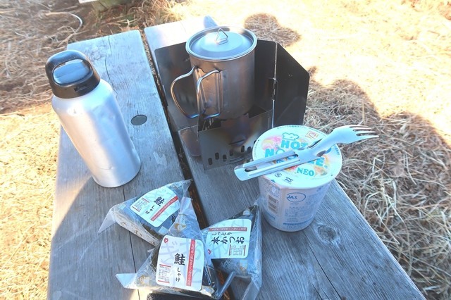 陣馬山の山頂でランチの様子