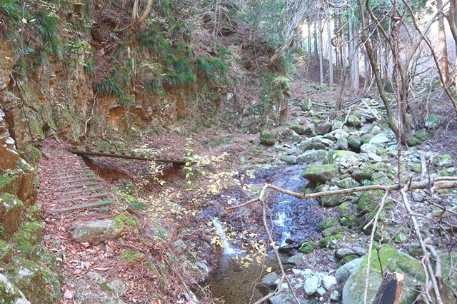 三峰山への登山道