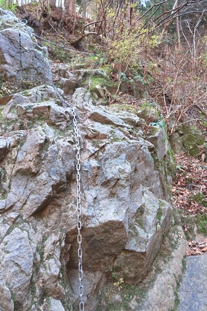 三峰山への登山道の鎖場