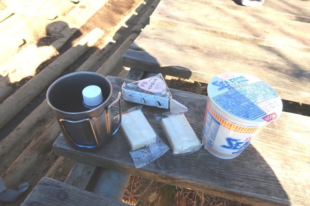 大山の山頂でお餅で昼食