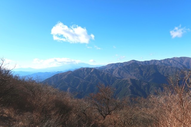 大山の山頂から見る丹沢山塊景色