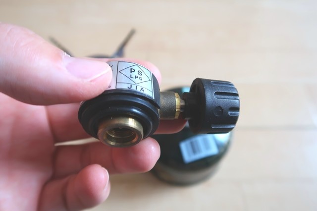 キャプテンスタッグシングルガスバーナーをガスカートリッジへセットの仕方