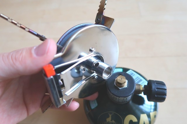 ガスボンベ(OD缶)にセットし五徳部分を装着させて完了