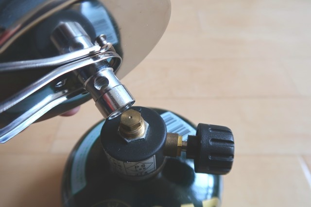 装着部分はねじ式