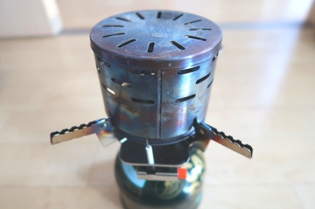 キャプテンスタッグガスバーナーにコールマン遠赤ヒータアタッチメントをセット可能