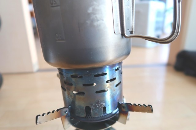 コールマン遠赤ヒータアタッチメントの上に、チタンコッヘルを置いた状態