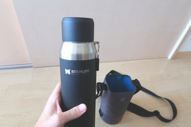 スタンレーの水筒をハイドロフラスクの水筒カバーに入れる前の様子