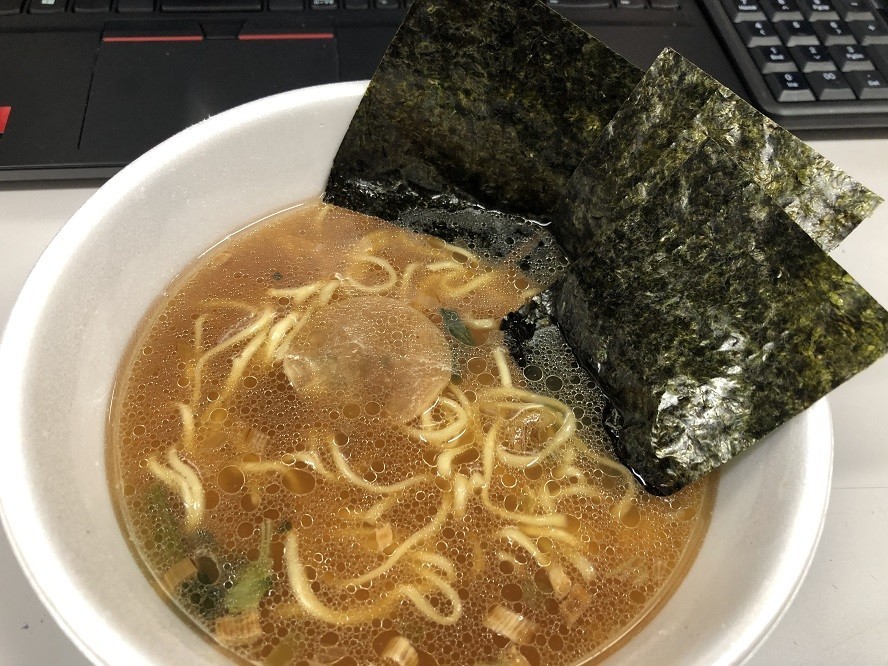 お湯を注いで５分待つと横浜家系とんこつ醤油ラーメンの完成