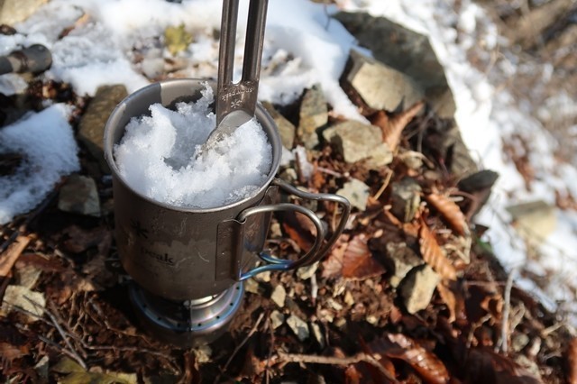 雪を解かして水を作っている途中の様子