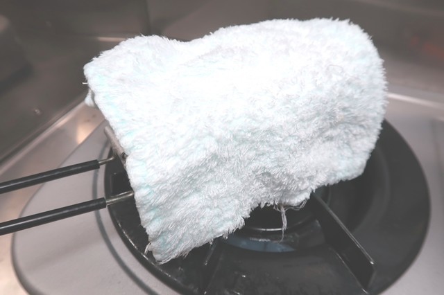 台布巾を使ってメスティンを蒸らしている様子