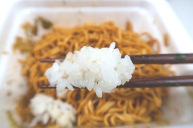 焼きそばのおかずに白米を食べた