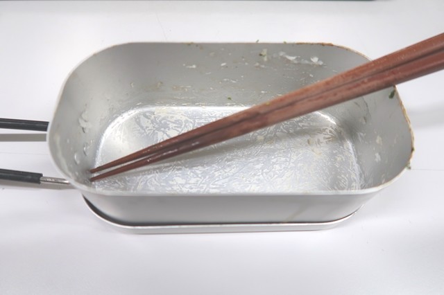 ご飯を食べ終わった状態のダイソーのメスティン