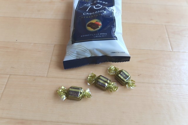 ハイカカオチョコレート７０％を食べてレビューしている様子