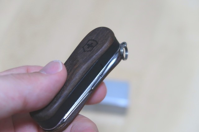 ツールナイフの使い方、ナイフや爪切り詳細