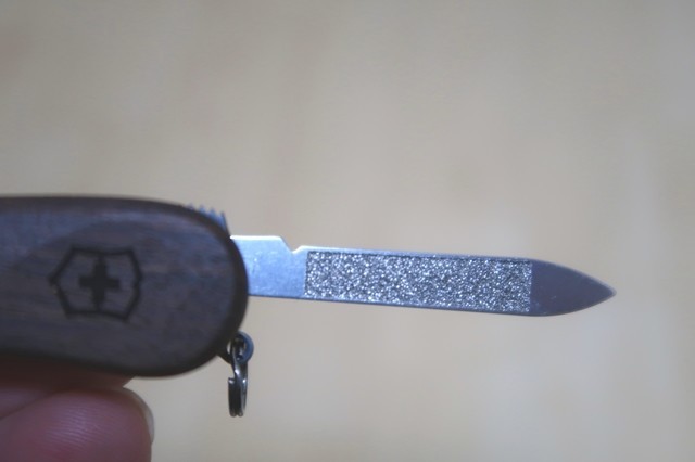 爪切り後に使用するツールナイフの爪やすり