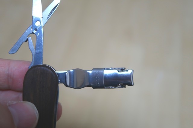 ルールナイフの目玉の機能の1つである爪切りアップ