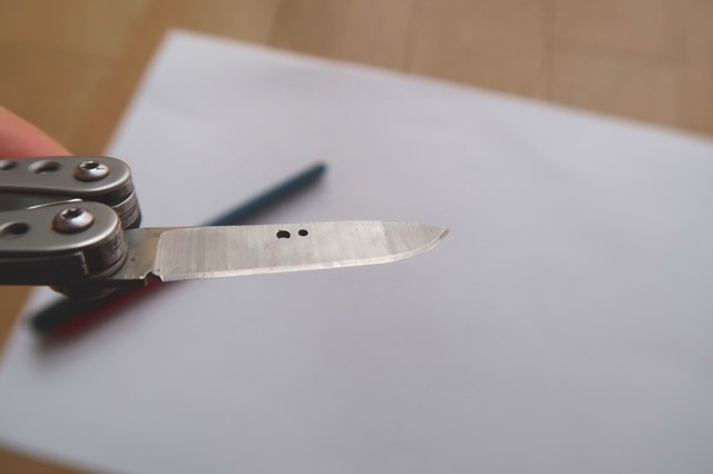 ツールナイフの研ぎ方とメンテナンス ビクトリノックスシャープナーの使い方とレビュー アオヒゲ危機一髪 樽の中身は何だろう