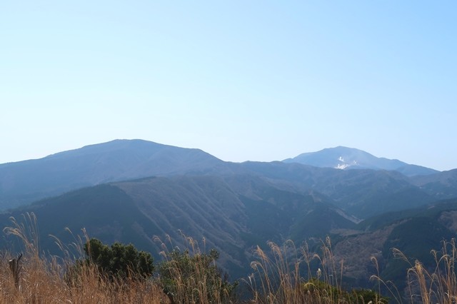 矢倉岳から左のなだらかな山が明神ヶ岳、真ん中奥が神山