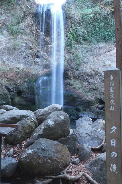 夕日の滝を滝見台から見た様子