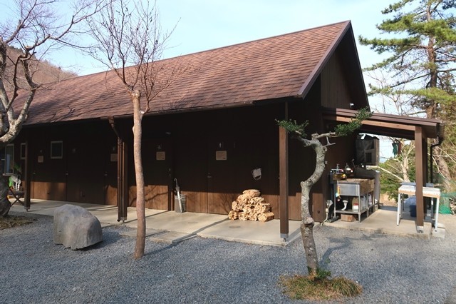 夕日の滝バンガローの管理棟と薪