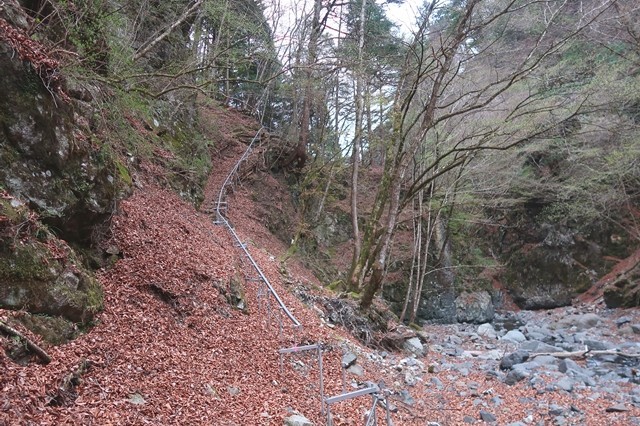 岩岳尾根の大高巻きルートの様子